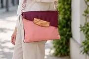 Frau trägt Ledertasche Modell Sam dia M Art. 25095