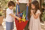 Eine Frau schiebt ihr historisches Fahrrad über die Plaza von Tazacorte auf La Palma und trägt dabei die Ledertasche Sarah zip M (Art. 25102)
