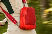 Frau trägt Ledertasche Modell Adrian flex M Art. 24108, Unikat, hergestellt auf La Palma, Kanarische Inseln, Spanien, Europa