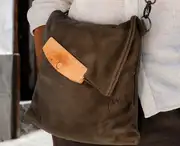 Frau trägt Ledertasche Modell Sam dia M Art. 25092, Unikat, hergestellt auf La Palma, Kanarische Inseln, Spanien, Europa