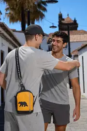 Mann trägt Ledertasche Modell Adrian M Art. 20999