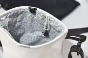 Ben Dia M aus glänzendem Anilin-Rindsnappaleder in schwarz und Nappa-Wasserbüffelleder in weiß