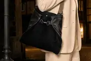 Mujer lleva bolso de cuero modelo Sarah S Art. 25056, pieza única, fabricada en La Palma, Islas Canarias, España, Europa