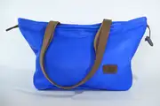 Sarah S aus vollnarbigem, pflanzlich softem Rindsleder in sehr blau und Henkeln aus geschliffenem PullUp-Wasserbüffel-Blankleder in graubraun
