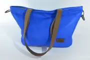 Sarah S aus vollnarbigem, pflanzlich softem Rindsleder in sehr blau und Henkeln aus geschliffenem PullUp-Wasserbüffel-Blankleder in graubraun
