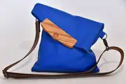 Ledertasche, Sam dia S aus vollnarbigem, pflanzlich softem Rindsleder in sehr blau mit Roteichenholz, Unikat, hergestellt auf La Palma, Kanarische Inseln, Spanien, Europa