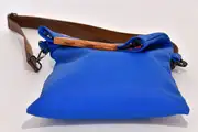 Ledertasche, Sam dia S aus vollnarbigem, pflanzlich softem Rindsleder in sehr blau mit Roteichenholz, Unikat, hergestellt auf La Palma, Kanarische Inseln, Spanien, Europa