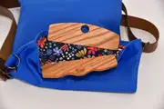 Ledertasche, Sam dia S aus vollnarbigem, pflanzlich softem Rindsleder in sehr blau mit Roteichenholz, Unikat, hergestellt auf La Palma, Kanarische Inseln, Spanien, Europa