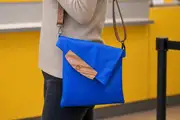 Frau trägt Ledertasche Modell Sam dia S Art. 26056, Unikat, hergestellt auf La Palma, Kanarische Inseln, Spanien, Europa