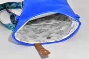 Sam Dia S aus vollnarbig, pflanzlich softem Rindsleder in sehr blau