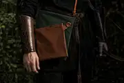 Mann trägt Ledertasche Modell Ben dia M Art. 24079