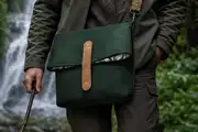 Mann trägt Ledertasche Modell Sam M Art. 24117