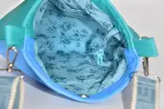 Iris S aus türkisfarbenem Wasserbüffel-Nappaleder und vollnarbig pflanzlich softem Rindsleder in hellblau