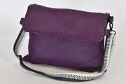 Sam flex M aus violettem Anilin-Nappaleder und saphirfarbenem Nappa-Rindsleder