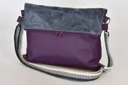 Sam flex M aus violettem Anilin-Nappaleder und saphirfarbenem Nappa-Rindsleder