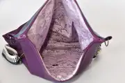 Sam flex M aus violettem Anilin-Nappaleder und saphirfarbenem Nappa-Rindsleder