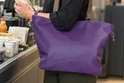 Mujer lleva bolso de cuero modelo Sarah S Art. 25060, pieza única, fabricada en La Palma, Islas Canarias, España, Europa