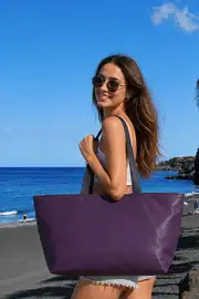 Frau trägt Ledertasche Modell Sarah playa L Art. 25110