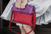 Frau trägt Ledertasche Modell Sam flex M Art. 25067, Unikat, hergestellt auf La Palma, Kanarische Inseln, Spanien, Europa