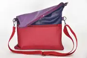 Sam flex M aus weinrotem, leichtem, vollnarbigem Wasserbüffelnappaleder und marineblauem, vollnarbigem, pflanzlich softem Rindsnappaleder sowie violettem Anilin-Rindsnappaleder