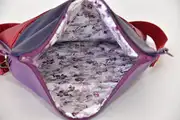 Sam flex M aus weinrotem, leichtem, vollnarbigem Wasserbüffelnappaleder und marineblauem, vollnarbigem, pflanzlich softem Rindsnappaleder sowie violettem Anilin-Rindsnappaleder