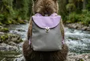 Frau trägt Ledertasche Modell Ainoha M Art. 20997
