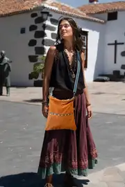 Frau trägt Ledertasche Modell Sam flex M Art. 26015
