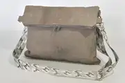 Sam flex M aus geschliffenem Nubuk-Wasserbüffelleder in babyelefantengrau