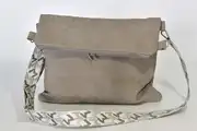 Sam flex M aus geschliffenem Nubuk-Wasserbüffelleder in babyelefantengrau