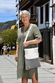 Frau trägt Ledertasche Modell Sam flex M Art. 26040