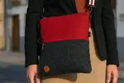 Frau trägt Ledertasche Modell Sam flex M Art. 26041