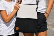 Frau trägt Ledertasche Modell Sam flex M Art. 26042