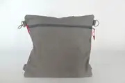 Petra M aus geschliffenem Nubuk-Wasserbüffelleder in blaugrau und Nappa-Wasserbüffelleder in rotorange