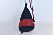 Lederrucksack, Tim S besteht aus geschliffenem Nubuk-Wasserbüffelleder in bordeaux und Nappa-Rindsleder in schwarzblau, Unikat, hergestellt auf La Palma, Kanarische Inseln, Spanien, Europa