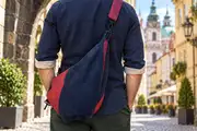 Mann trägt Lederrucksack Modell Tim S Art. 26067, Unikat, hergestellt auf La Palma, Kanarische Inseln, Spanien, Europa