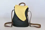Niki M aus Nappa-Rindsleder in dunkelgrün und Nappa-Wasserbüffelleder in pastellgelb