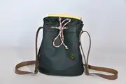 Niki M aus Nappa-Rindsleder in dunkelgrün und Nappa-Wasserbüffelleder in pastellgelb