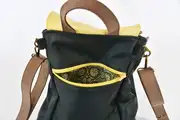 Niki M aus Nappa-Rindsleder in dunkelgrün und Nappa-Wasserbüffelleder in pastellgelb