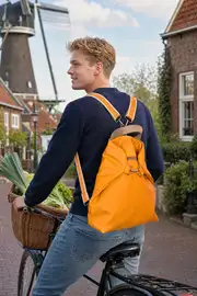 Mann trägt Lederrucksack Modell Petra blando M Art. 24120, Unikat, hergestellt auf La Palma, Kanarische Inseln, Spanien, Europa