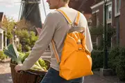 Mann trägt Lederrucksack Modell Petra blando M Art. 24120, Unikat, hergestellt auf La Palma, Kanarische Inseln, Spanien, Europa