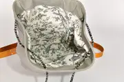 Niki M aus grauem Anilin-Nappaleder und pastellgelbem Nappa-Wasserbüffelleder