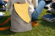 Frau trägt Lederrucksack Modell Niki M Art. 25036