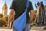 Mann trägt Lederrucksack Modell Tim S Art. 26068, Unikat, hergestellt auf La Palma, Kanarische Inseln, Spanien, Europa