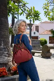 Frau trägt Lederrucksack Modell Petra M Art. 23001