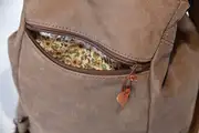 Niki M aus geschliffenem Rindsnubukleder in nachtblau und weichem Nubuk-Vintage-Wasserbüffelleder in kastanie