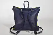 Petra M aus Nappa-Wasserbüffelleder in neongrün und pflanzlich softem Rindsleder in marineblau