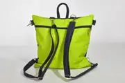 Petra M aus Nappa-Wasserbüffelleder in neongrün und pflanzlich softem Rindsleder in marineblau