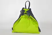 Petra M aus Nappa-Wasserbüffelleder in neongrün und pflanzlich softem Rindsleder in marineblau