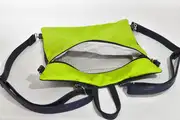 Petra M aus Nappa-Wasserbüffelleder in neongrün und pflanzlich softem Rindsleder in marineblau