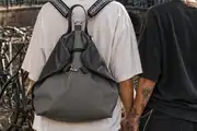 Frau trägt Lederrucksack Modell Petra blando M Art. 24119, Unikat, hergestellt auf La Palma, Kanarische Inseln, Spanien, Europa